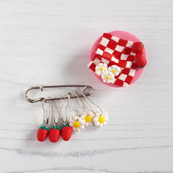 Strawberries and Daisies Picnic themed set - Stitch markers and Needle minder