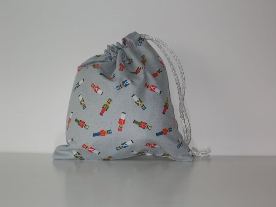 Mini drawstring party bag.