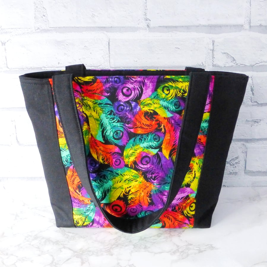 Zipped handbag, feathers design.