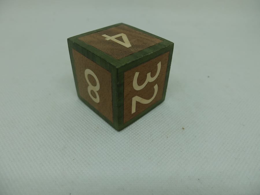 Veneered wooden doubling cube green border