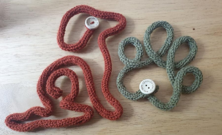 Knitted wire Dog and paw print