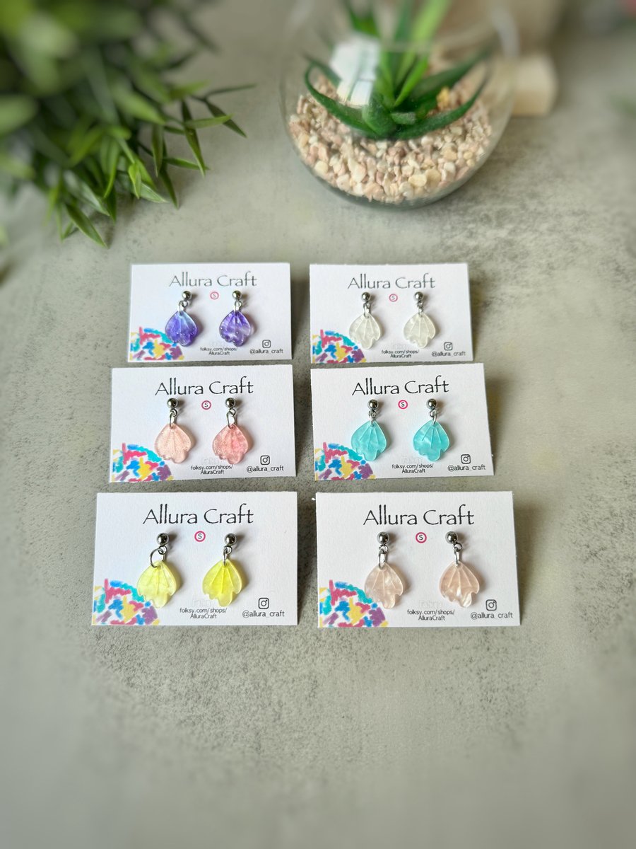 Shell Petal Dainty Stud Earrings 