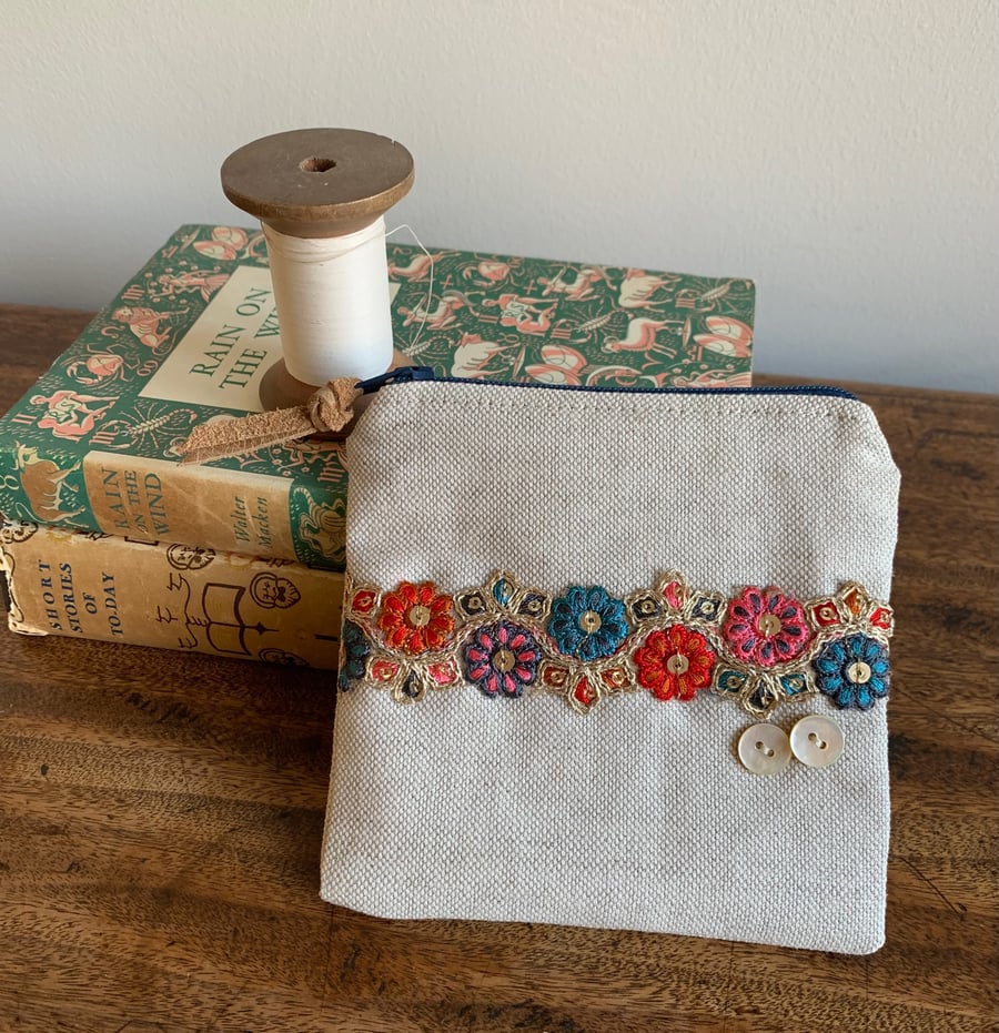 Small linen purse with braid