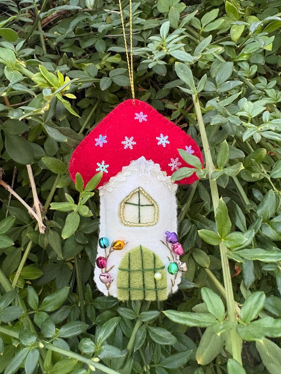 Felt Christmas Cottage 