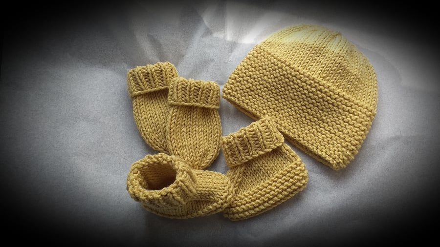 Newborn Baby Hat - Booties and Mitten Set - Unisex - Gender Neutral - Gift 