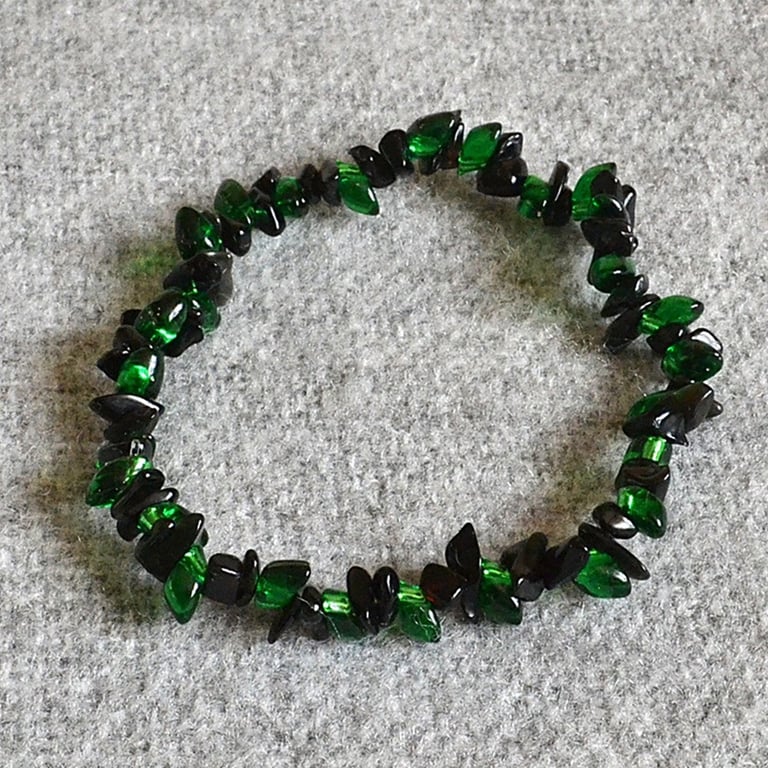 Black Crystal Chip and Shiny Emerald-Green Magatama Bead Elastic Bracelet