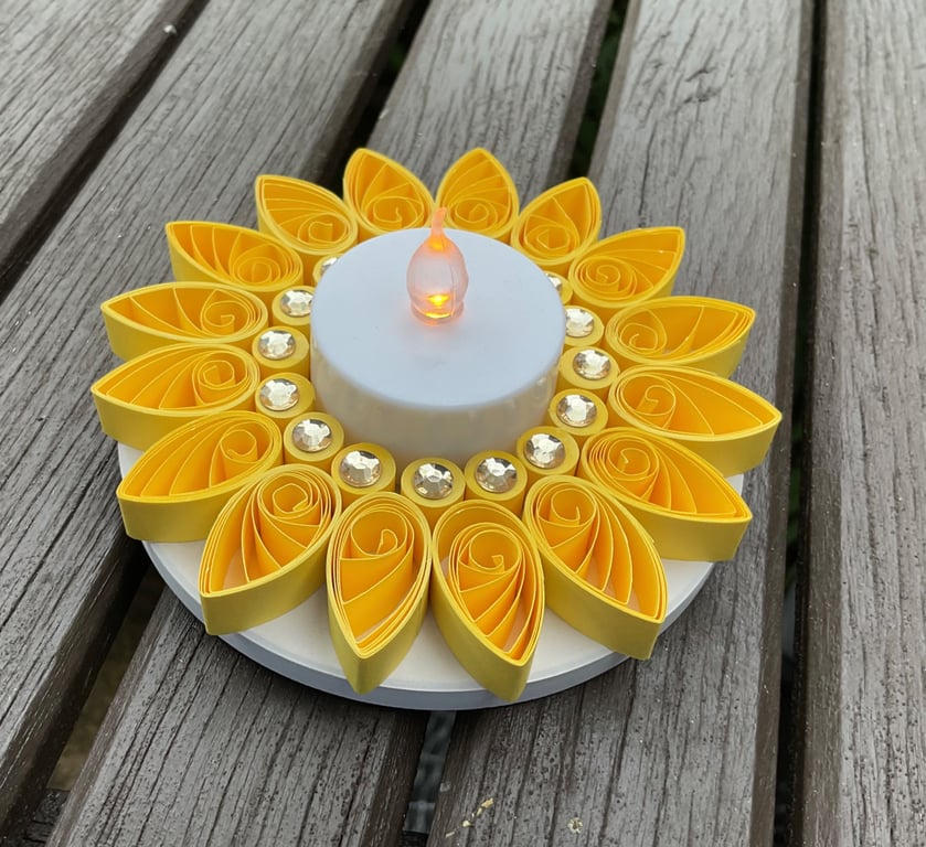 Quilled yellow tea light holder