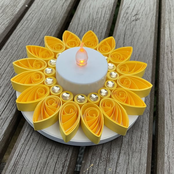 Quilled yellow tea light holder