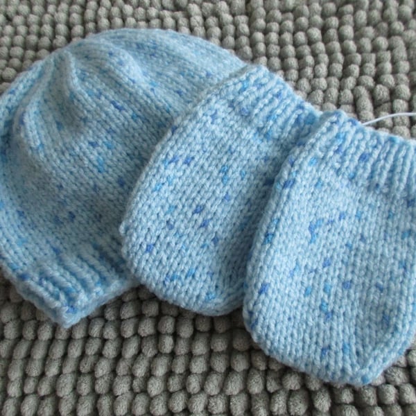 REDUCED Blue Print Beanie & Mittens set  3-6 months