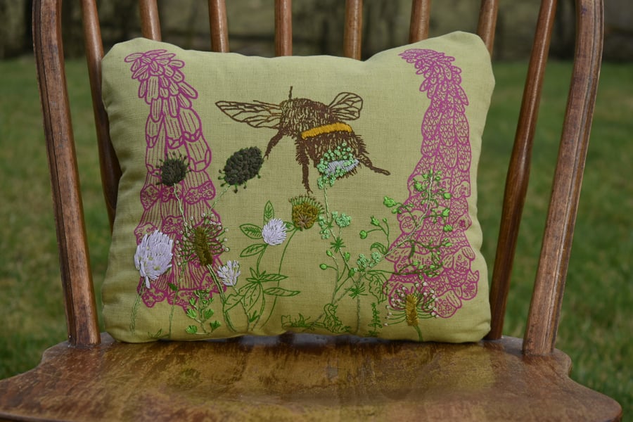 Apple green - Bee and wild flowers - Screen printed cushion 