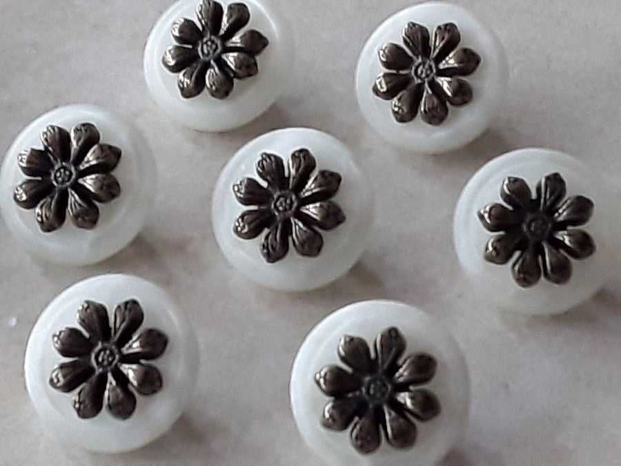 9 16" 15mm 24L Antique Brass and Polyester Pearl buttons