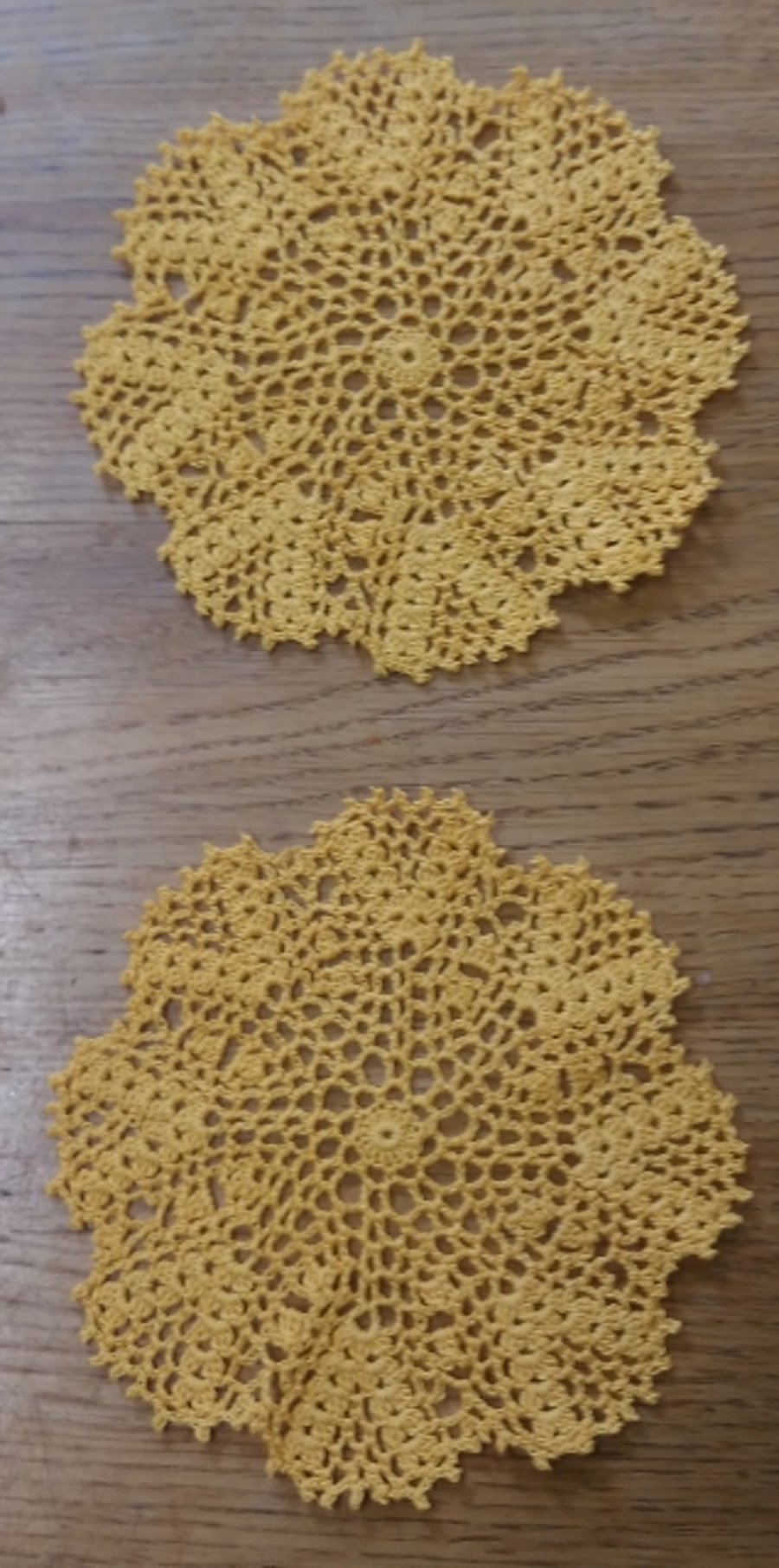 A PAIR OF GOLD TABLE MATS or DOILIES, 17cm LOVELY BRIGHT DECORATION FOR THE HOME