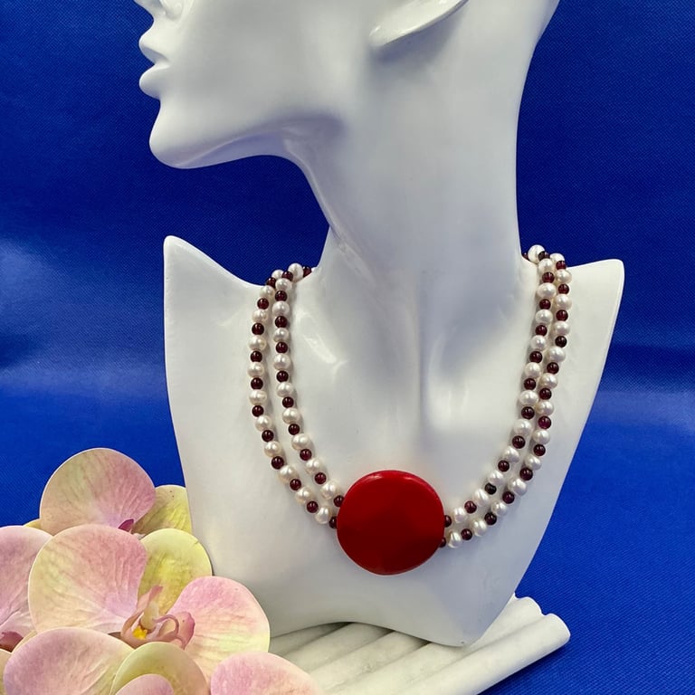Double strand of pearls and garnets with vintage bakelite