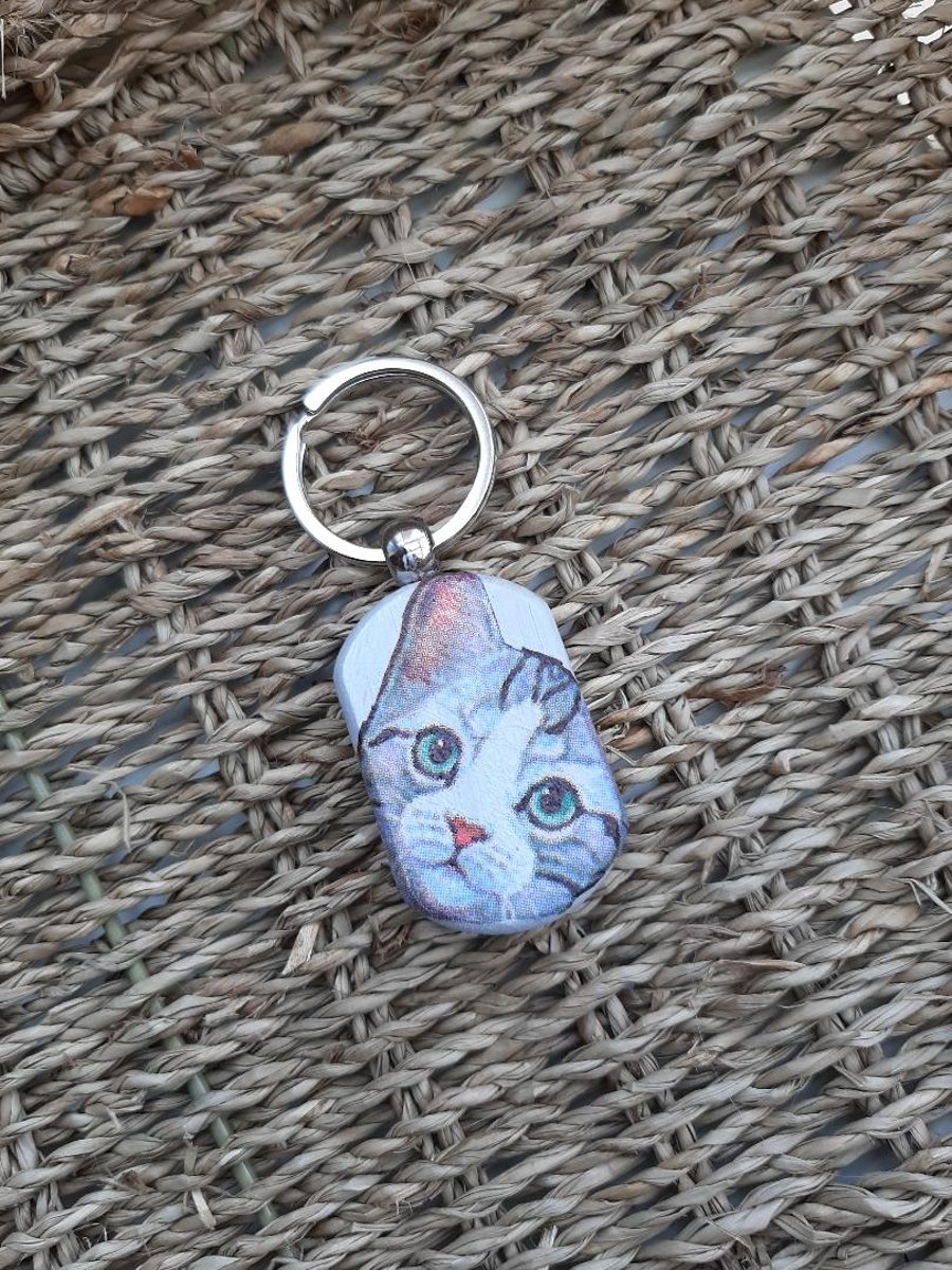 GREY TABBY CAT WOODEN KEYRING