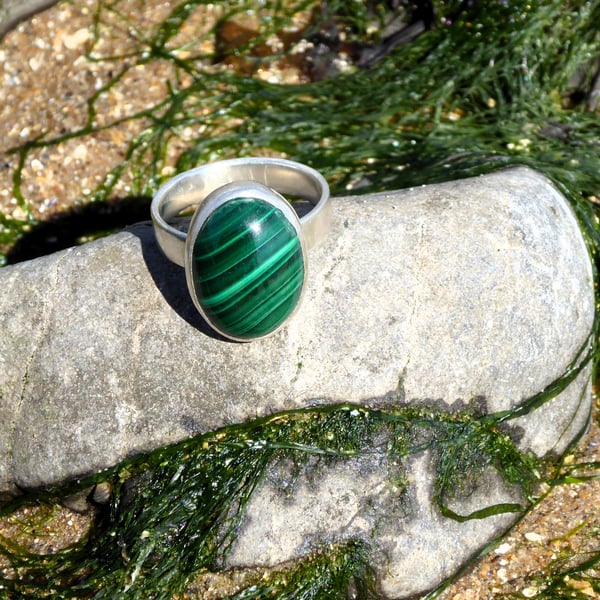Handmade Sterling Silver 925 Ring - Unique Green Malachite Gemstone Q