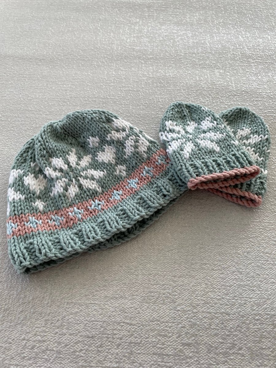 Scandi hat and mitts