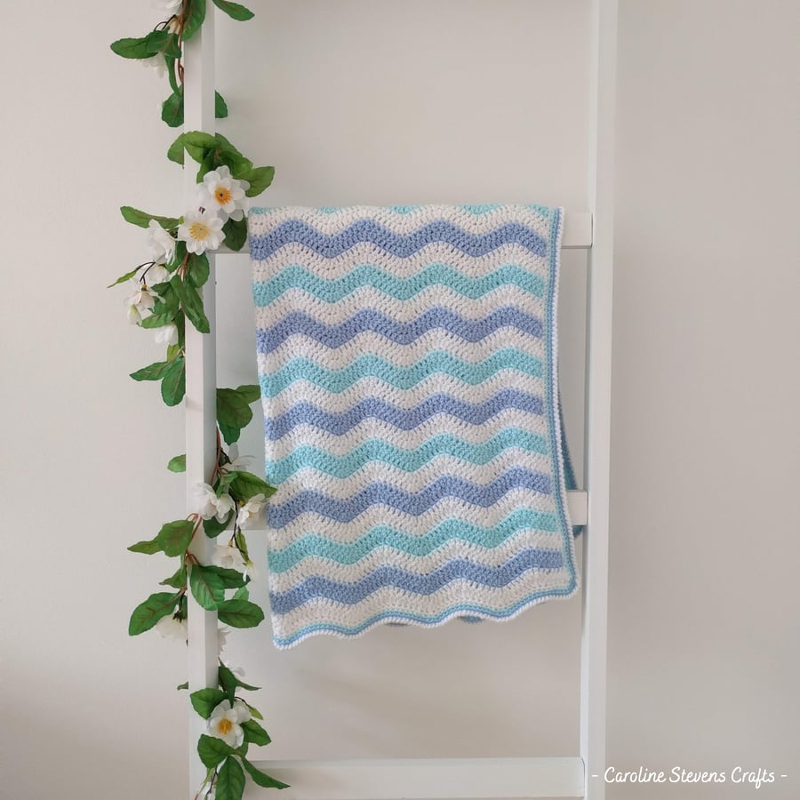 Crochet baby blanket - Wavy blue and white