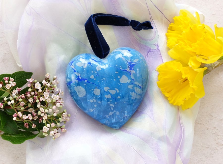 Ceramic hanging heart decoration marbled in blue and silver 