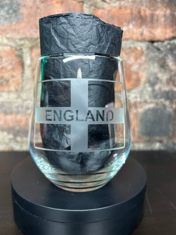 Hand Etched Wine Glass, England Flag