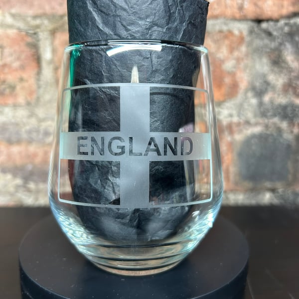 Hand Etched Wine Glass, England Flag