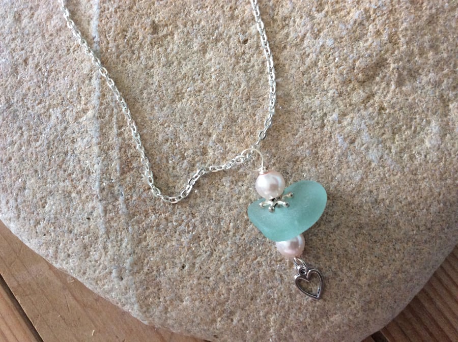 Sea glass and pearl pendant. 
