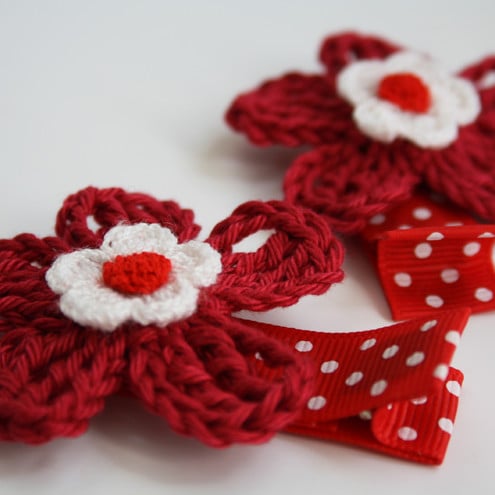 Set of 2 hair clips with crochet flowers RED WHITE