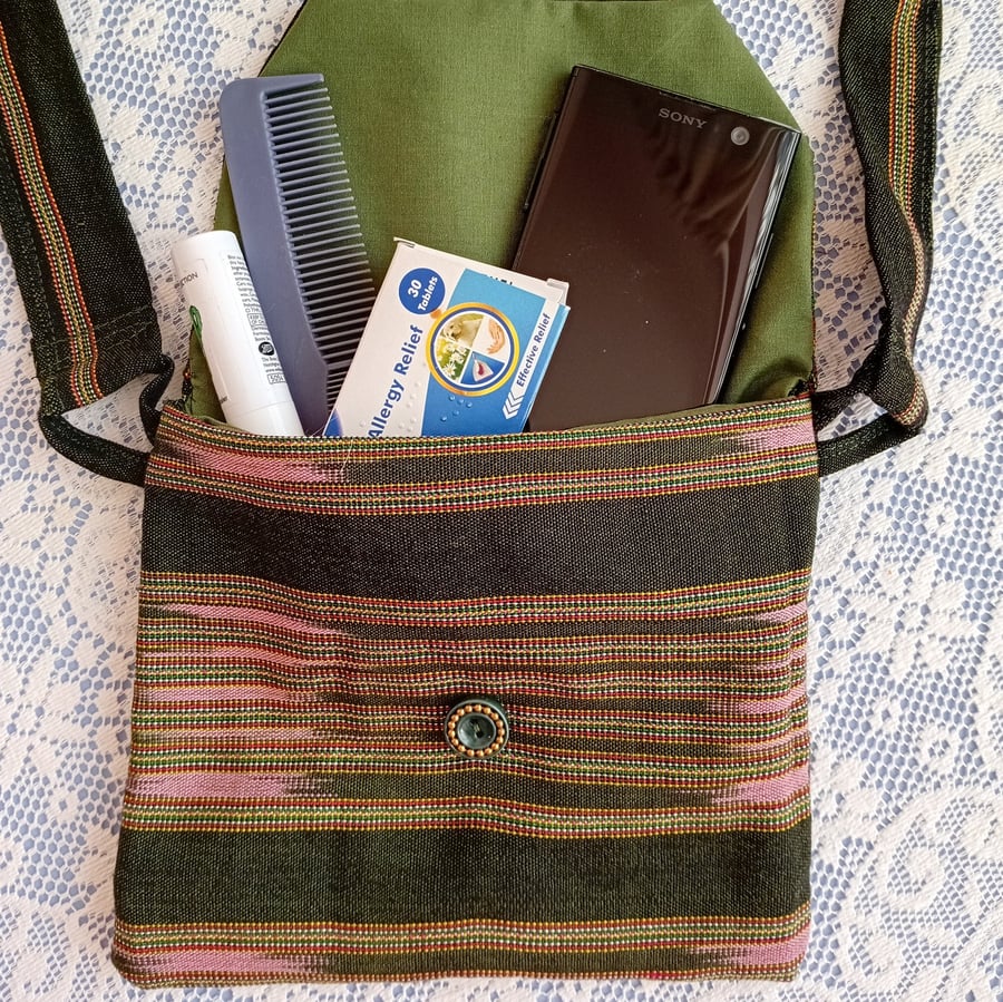 Handy small bag in olive green.