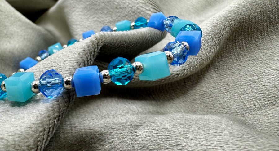 Blue glass bead bracelet 