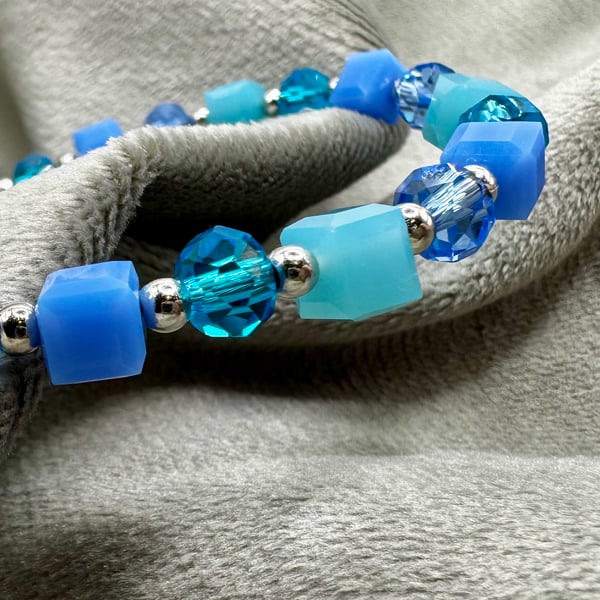 Blue glass bead bracelet 