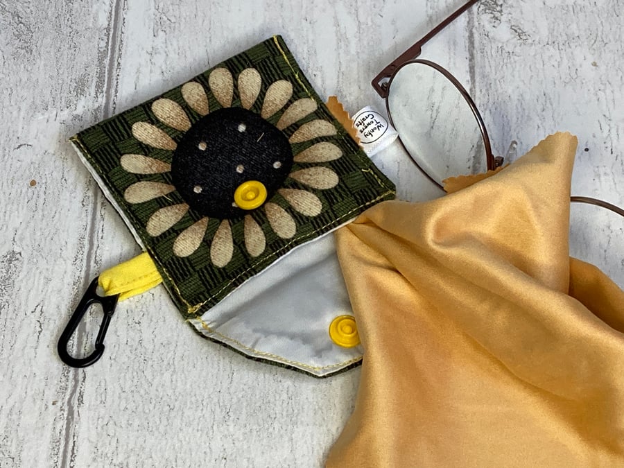 Spectacles cleaning cloth and pouch for sparkling glasses. Sunflower