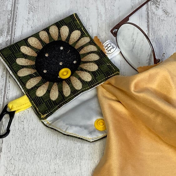 Spectacles cleaning cloth and pouch for sparkling glasses. Sunflower
