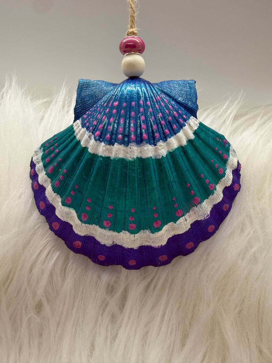 Hand painted scallop shell hanging decoration 