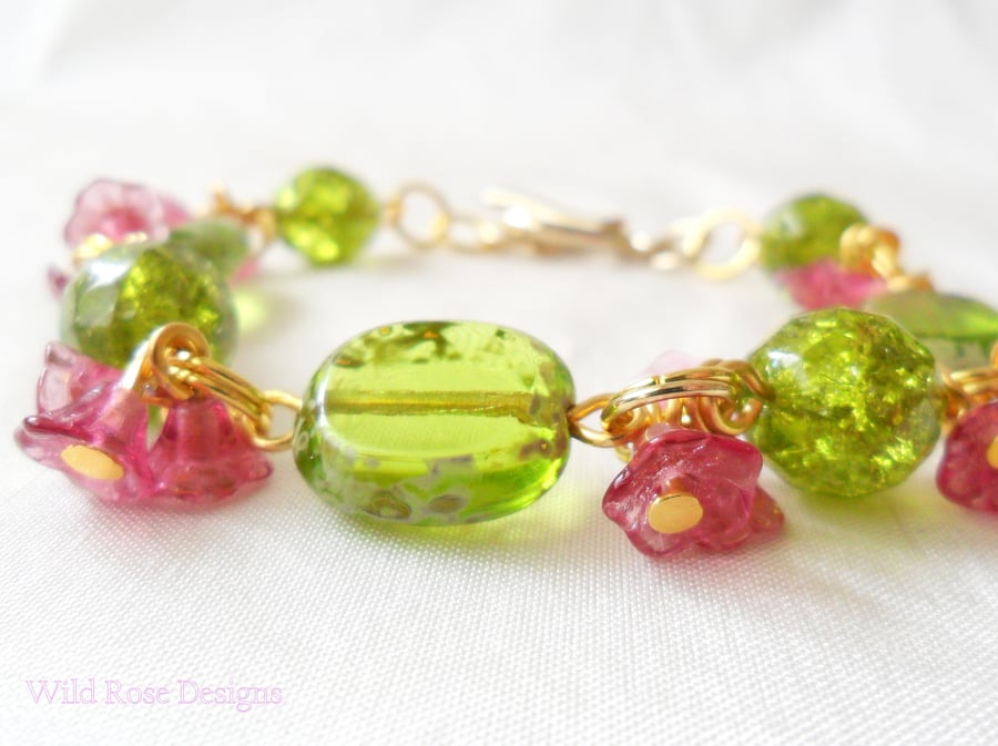 Bracelet in pink and green. Beaded bracelet. - Sale item! 