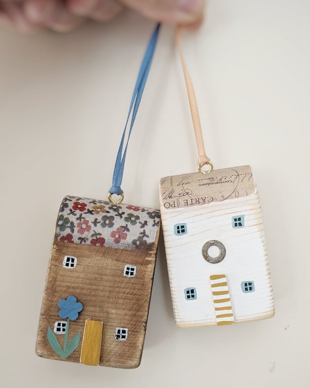 Set of 2 Wooden Floral House Hanging Decorations