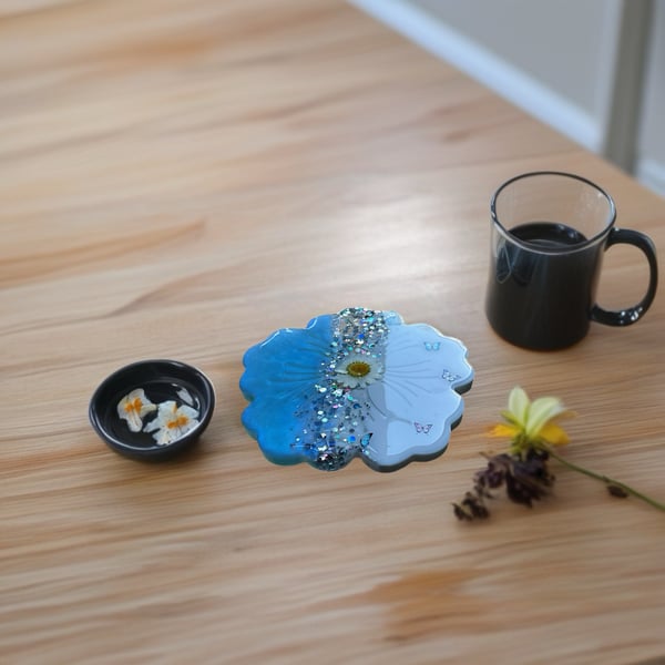 Blue Daisy Resin Coaster – Handmade Glitter Flower Coaster with Butterflies 