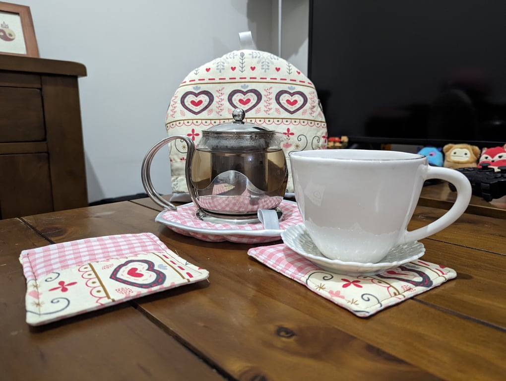 Mrs Claus Tea Set: Cream Patch Hearts Design
