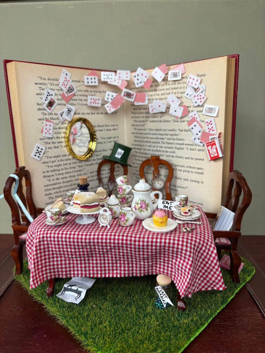Alice in Wonderland Book Nook - The Mad Hatter’s Tea Party
