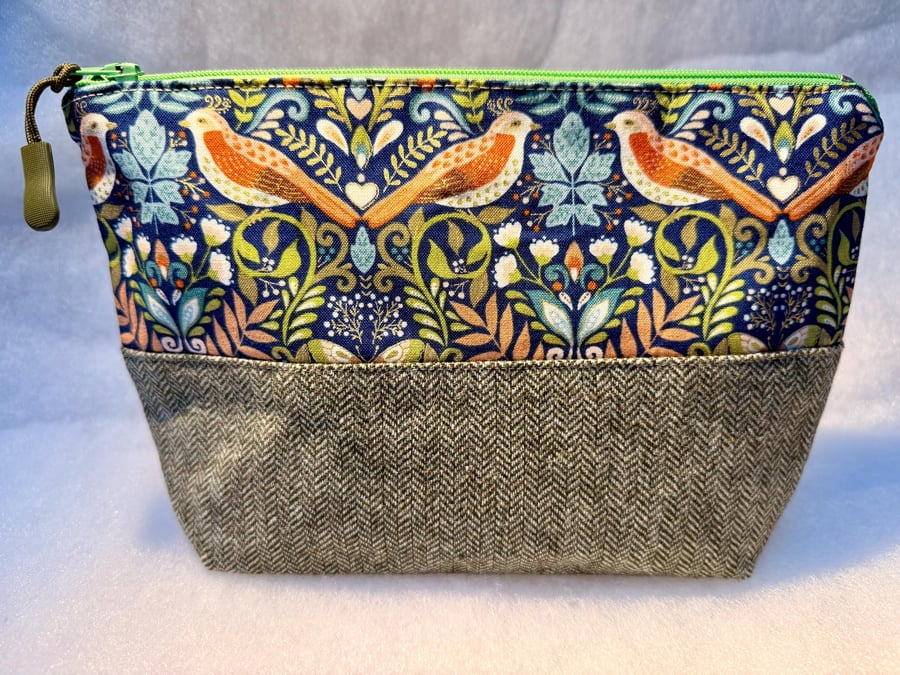 Golden birds - Medium zipped water-resistant pouch for toiletries, make-up, etc.