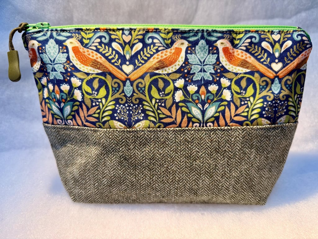 Golden birds - Medium zipped water-resistant pouch for toiletries, make-up, etc.