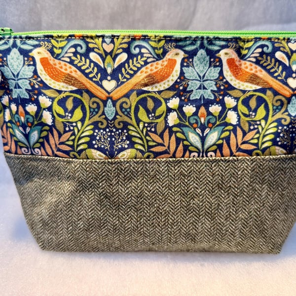 Golden birds - Medium zipped water-resistant pouch for toiletries, make-up, etc.