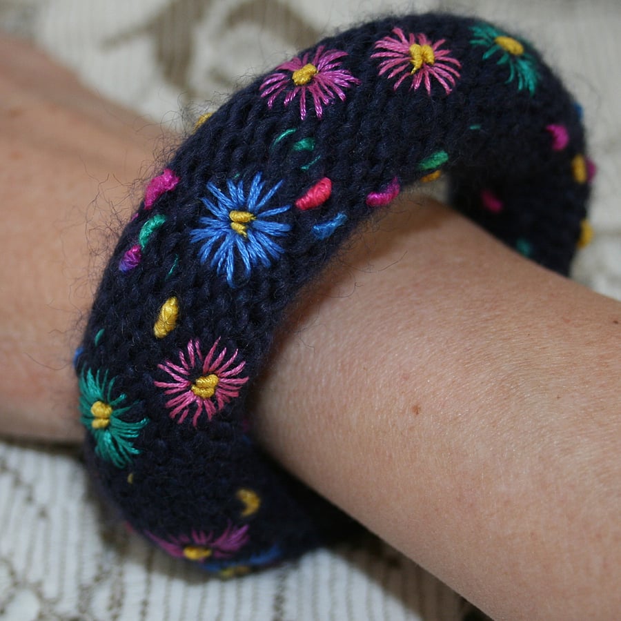 SALE Embroidered Bangle - Bright Daisies on Navy