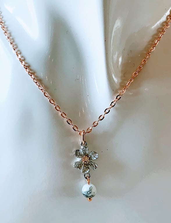   Gold Daisy Chain Necklace.