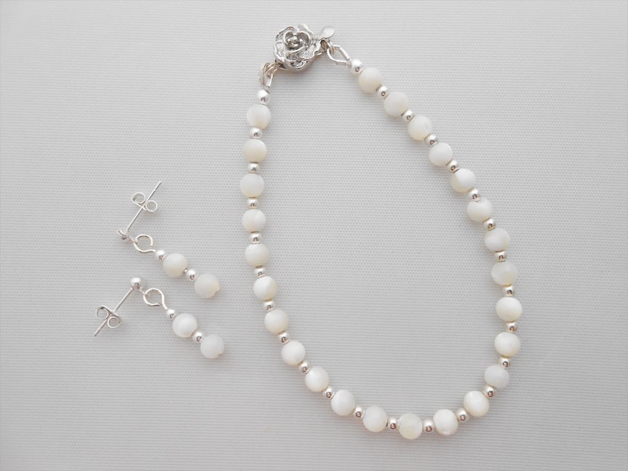 Mother of pearl jewellery set
