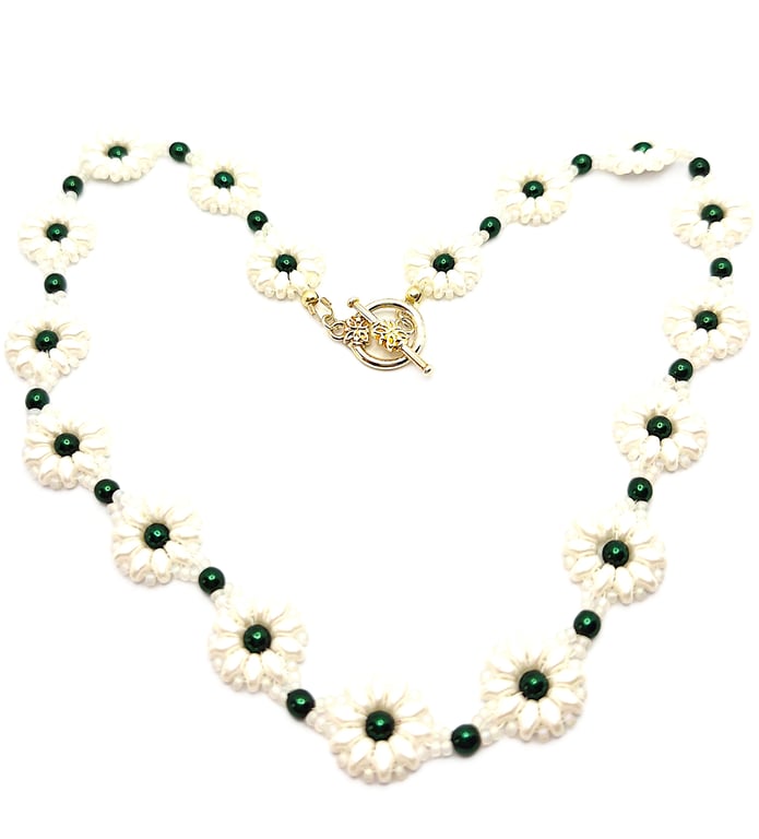 Daisy collection necklace with emerald green faux pearls