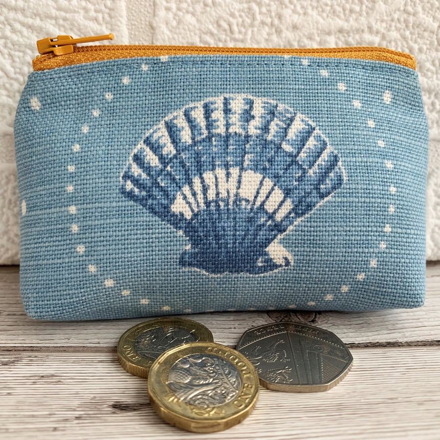 Small purse, coin purse with blue and white scallop seashell