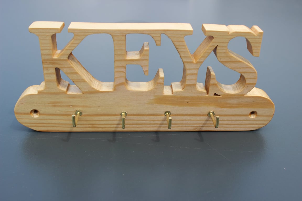 Wooden "KEYS" Wall-Mounted Key Rack – Pine with Brass Hooks
