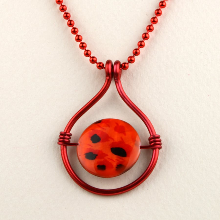 W008 RED CIRCULAR WIRE NECKLACE