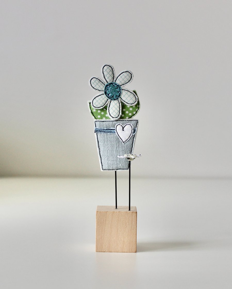 'Flowerpot and Bee' - On the Block 