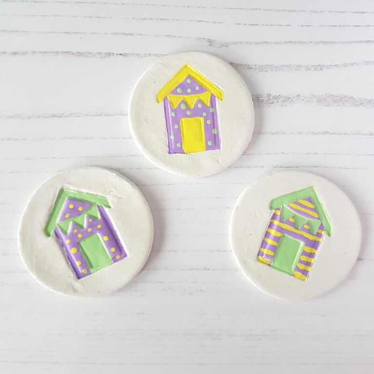 Beach hut round brooch OR Magnet