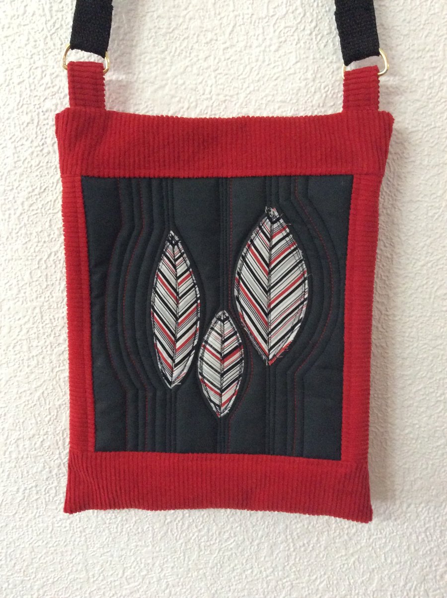 Zipped shoulder bag, cross body bag, handbag, purse, black, red